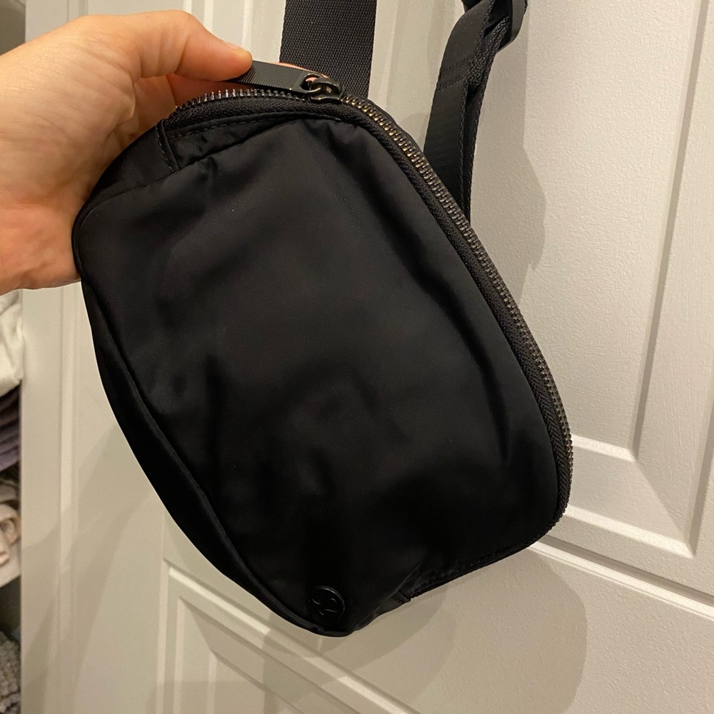Lululemon Everywhere belt bag 1L